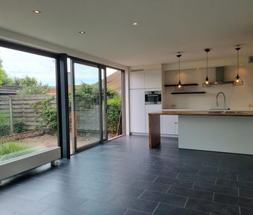 Knap gelijkvloers éénslaapkamerappartement met tuin en garagebox. - Photo 3