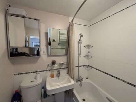 Double room with private bathroom, Parking Permit and excellent public transport links - Photo 5