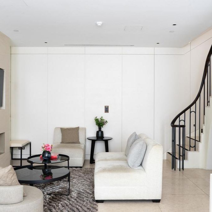 4 bedroom mews to rent - Photo 1