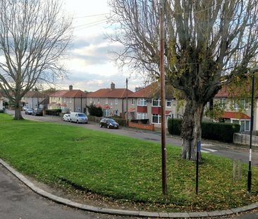 3 Bed Semi-Detached House, Brenley Gardens, SE9 - Photo 5