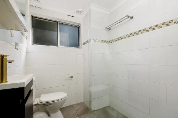 Modern 2-Bedroom Ground Floor Unit...Walk To Station - Photo 1