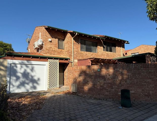 Renovated townhouse offering lifestyle and location - Photo 1