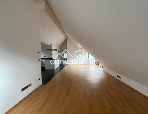 Lichtdurchflutete 3 Zimmer Dachgeschosswohnung Inmitten von München-Waldtrudering - Photo 1