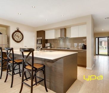 Spacious Living!! - Photo 3