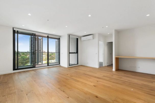 Oversized two bedroom apartment in prime location! - Photo 1