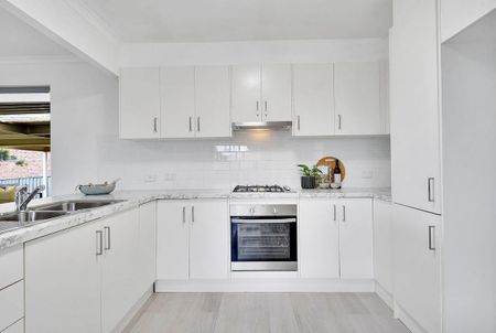 Stylish family home set close to the beach - Photo 5