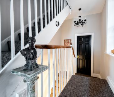 Fully Refurbished Beautiful Edwardian Shared Town House in the popu... - Photo 1