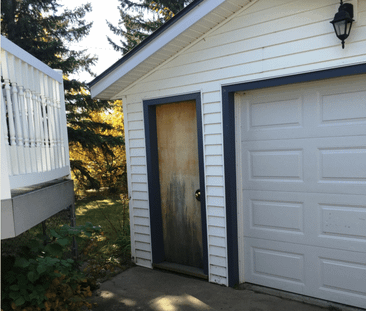 Garage! Fully fence yard! Lots of space! - Photo 3