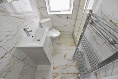 2 bedroom Flat in Cardigan Road, Leeds - Photo 5