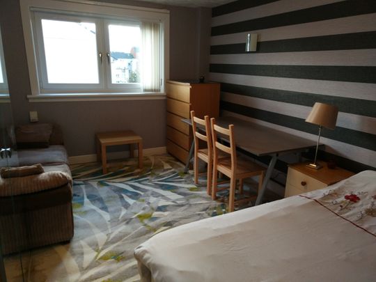 Room in a Shared Flat, Hailesland Grove, EH14 - Photo 1