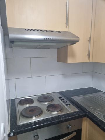 Studio Flat, West India Dock Road, E14 - Photo 4