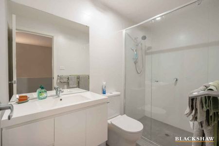 One bedroom + study townhouse - Flexible available date! - Photo 5