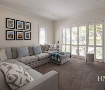 Family haven offers a modern entertainers' retreat - Photo 2