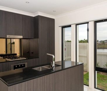 Freshly Updated Coastal Townhouse in the Heart of Hope Island - Photo 2