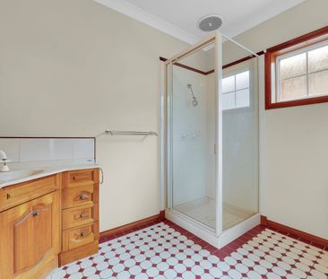 Stunning Family Sized Home - Photo 3