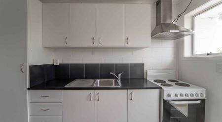 Tidy two bedroom home, close to the hospital - lawns included - Photo 4