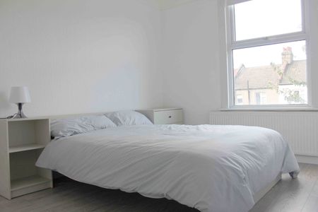 3 Bed Terraced House, Franklyn Road, NW10 - Photo 4