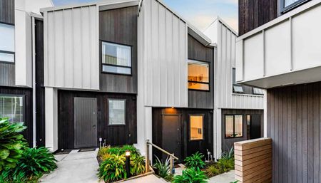 Modern, Stylish & Minutes from the Beach - Photo 4