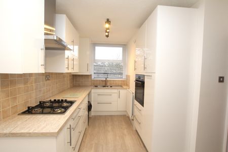 3 Bedroom Maisonette, Chester - Photo 3