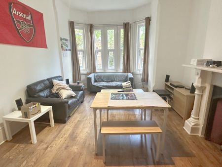 2 Bedroom Flat - Photo 2