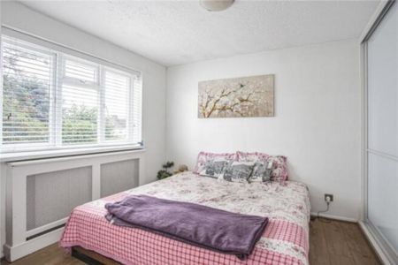 4 bedroom Detached house to rent - Photo 3