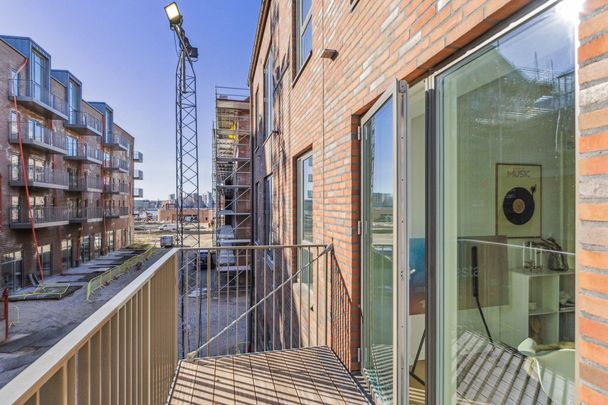 Lys og veludnyttede 2-værelses lejlighed på 57 m² – med vestvendt altan - Foto 1