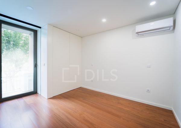 Apartamento T1 com varanda - Novo - Casa da Musica - Rotunda Boavista