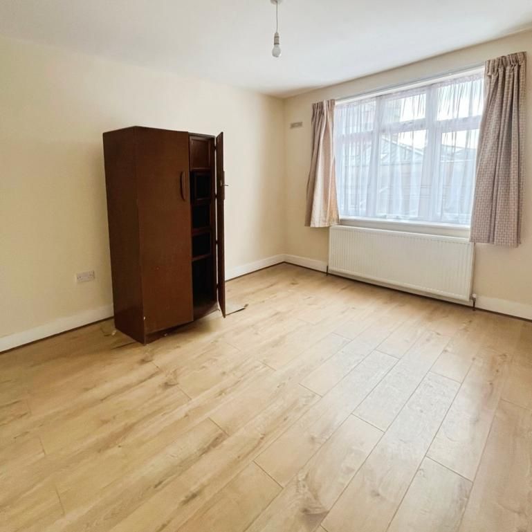 4 bedroom end of terrace house to rent - Photo 1