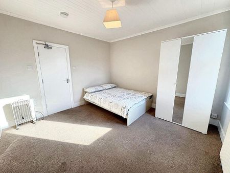 1 bedroom in a house share to rent - Photo 2