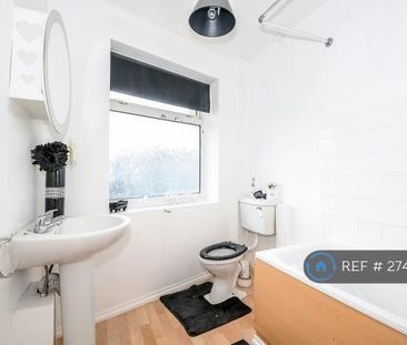 1 bedroom in a flat share to rent - Photo 2