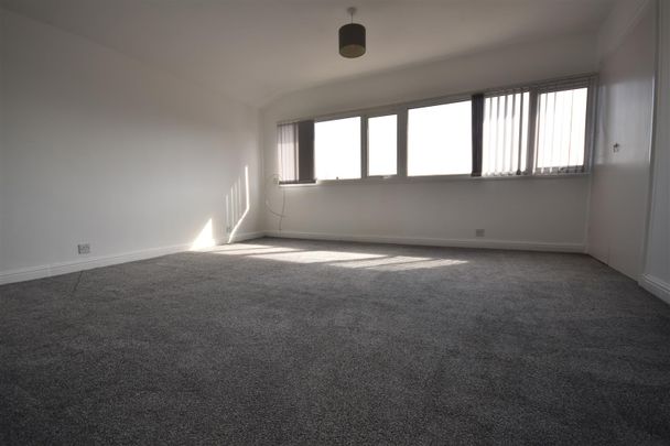 West Vale, Neston - Photo 1