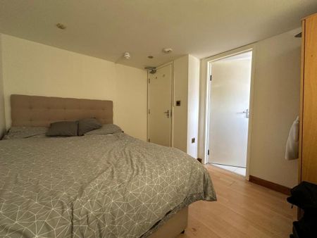 8 bedroom end of terrace house to rent - Photo 3