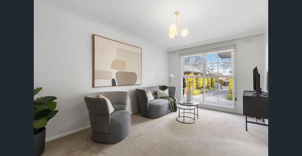 Elegant and Spacious Townhouse in a Prestigious Location - Photo 1