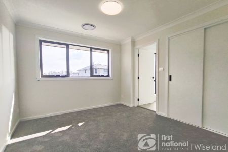 Park front 4-bedroom family home in the Heart of Colebee - Walk to Shops - Photo 4