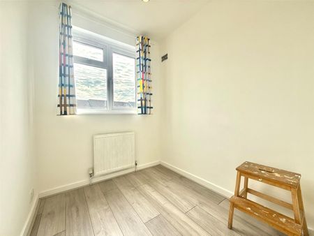 3 bedroom house - end terrace - Photo 3