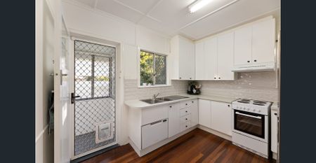 Charming 3 bedroom home with Spacious yard!!! - Photo 3