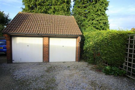 Castlehaven Close, Chippenham, SN15 - Photo 2