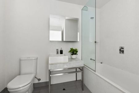Stylish Inner-City Apartment Steps from Swan Street & the Yarra! - Photo 4