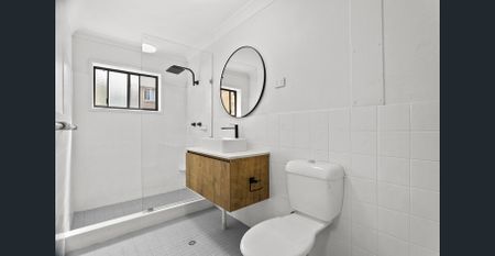Freshly Renovated Townhouse - Photo 4