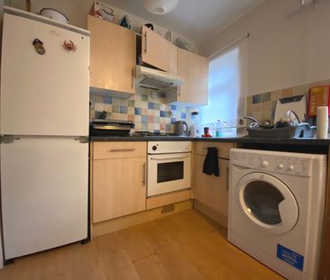 Howard Terrace, Adamsdown - Photo 3