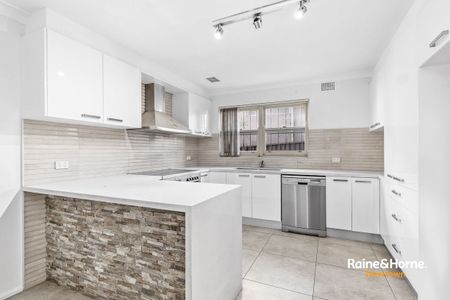 Spacious home - 6 month lease only - Photo 3