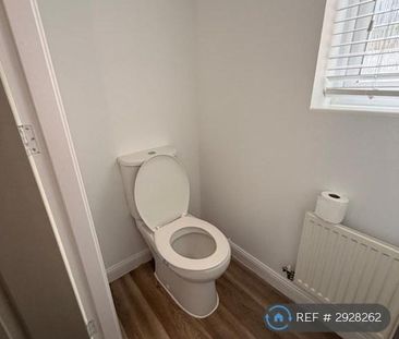 3 bedroom semi-detached house to rent - Photo 6