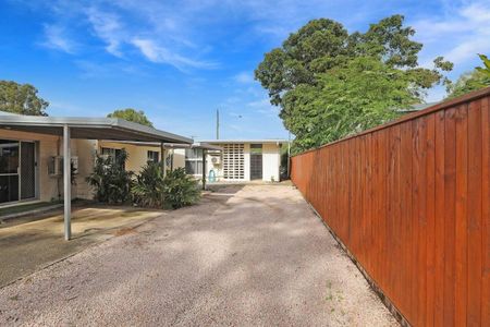 Fully Renovated - Vaulted Ceilings - 60m From Beach - Fenced Yard - Secure Carport - Photo 5