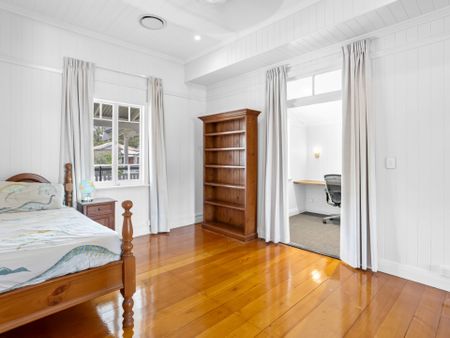 Executive waterfront home - Photo 3