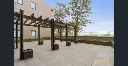 Spacious Two-Bedroom Apartment with Courtyard - Photo 4