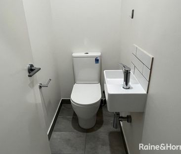 Modern 3 Bedroom 2 Bathroom Unit - Photo 5