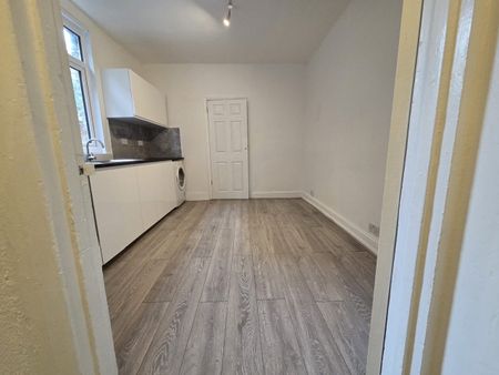 6 Bed Terraced House, Eve Road, N17 - Photo 3