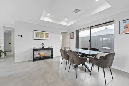 Modern comfort & space in Baldivis Parks Estate. - Photo 5