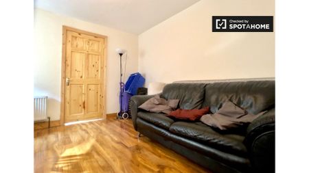 Spacious room in shared apartment in Stoneybatter, Dublin - Photo 2