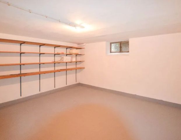 Einfamilienhaus mit Doppelgarage und Garten in zentraler und dennoch ruhiger Lage von Asbach! - Foto 1